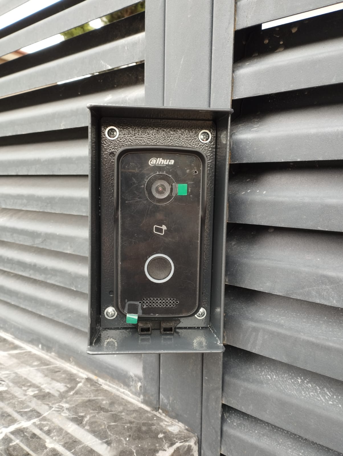 Diafon Açılı 12,5x17,5x10 Cm Kapı Zili Paneli Açı / Yön Çevirme ve Yağmurdan, Kardan, Zararlı Güneş Işınlarından Koruma Aparatıdır.  