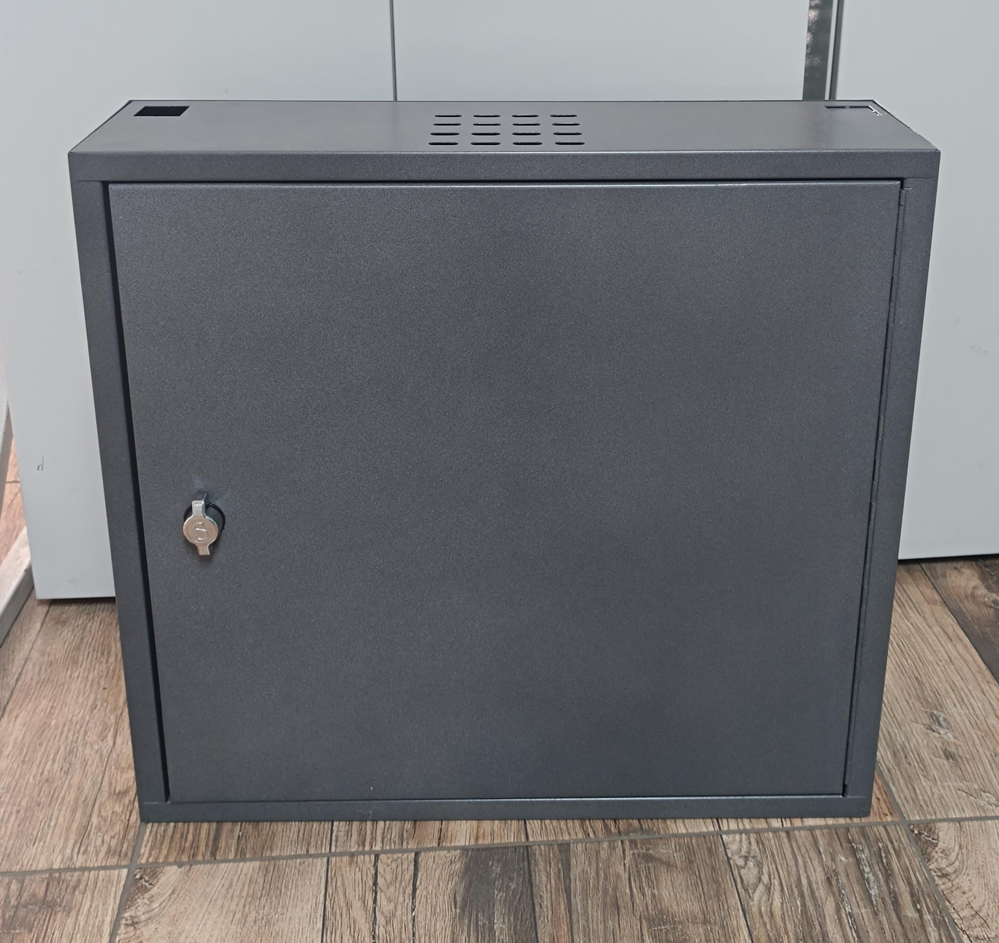 Dvr Nvr Xvr Switch Access Point Network Reutor Cctv Rack Kabinet ve Monitör Koruma Box-Kutu-Pano 1U 23 '' Antrasit ( W : 550 X H : 580 X D : 170 mm )
